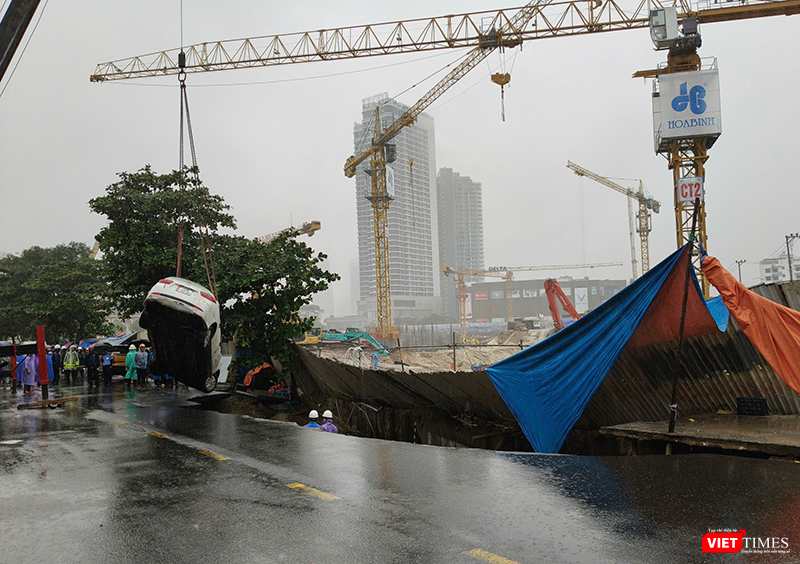 Lực lượng cứu hộ cẩu kéo ô tô bị hố tử thần nuốt chửng.