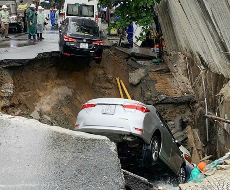 Hố tử thần cuốn theo 2 ô tô xuống dưới.