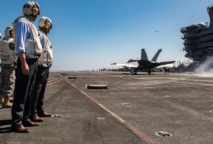 Ngày 4/3/2017, Bộ trưởng Quốc phòng Philippines Delfin Negrillo Lorenzana quan sát trên tàu sân bay USS Carl Vinson, Hải quân Mỹ. Ảnh: Navy