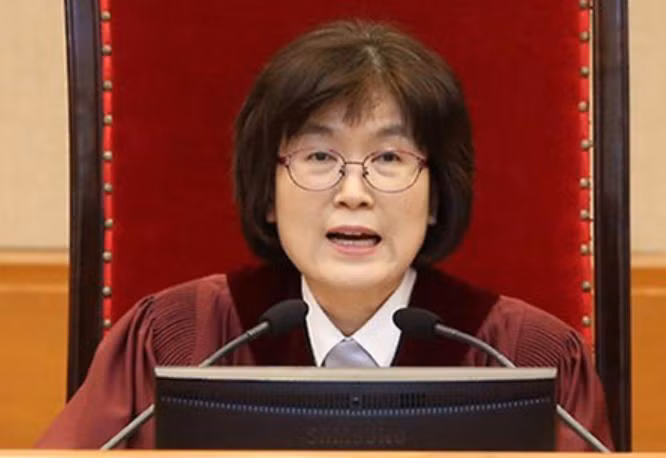 Ngày 10/3/2017, quyền Chánh án Tòa án Hiến pháp Hàn Quốc Lee Jung-mi đọc phán quyết đối với bà Park Geun-hye. Ảnh: Yonhap