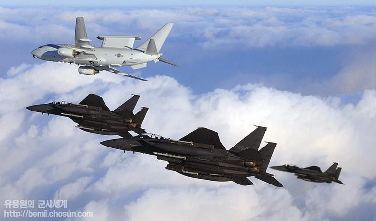 Phi đội máy bay chiến đấu F-15K Hàn Quốc hộ tống máy bay cảnh báo sớm Peace Eye tuần tra không phận Hàn Quốc (ảnh tư liệu)