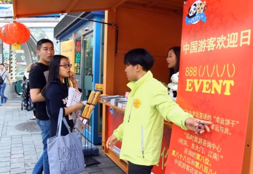 Du khách Trung Quốc đi du lịch Hàn Quốc. Ảnh: Cankao