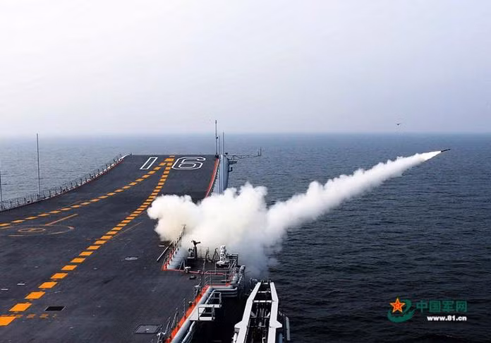 Tàu sân bay Liêu Ninh phóng tên lửa phòng thủ tầm gần. Ảnh: Cankao