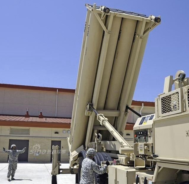 Ngày 6/3/2017, hệ thống phòng thủ khu vực tầm cao đoạn cuối (THAAD) Mỹ bắt đầu được triển khai ở Hàn Quốc. Ảnh: Sina