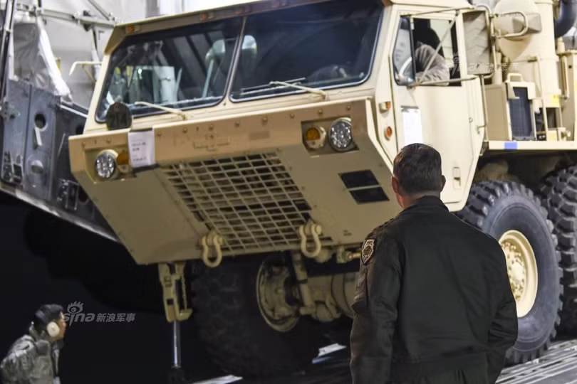 Ngày 6/3/2017, hệ thống phòng thủ khu vực tầm cao đoạn cuối (THAAD) Mỹ bắt đầu được triển khai ở Hàn Quốc. Ảnh: Sina