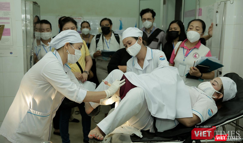 Các đại biểu được thăm quan, huấn luyện kỹ thuật mô hình thực hành chăm sóc và nuôi trẻ bằng sữa mẹ