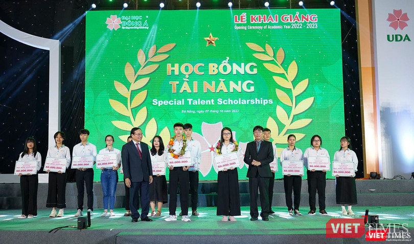 Các tân sinh viên có thành tích xuất sắc được trao học bổng Các tân sinh viên có thành tích xuất sắc được trao học bổng