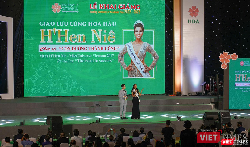 Hoa hậu H’Hen Niê trong phần chia sẻ và giao lưu với các tân sinh viên ĐH Đông Á Hoa hậu H’Hen Niê trong phần chia sẻ và giao lưu với các tân sinh viên ĐH Đông Á