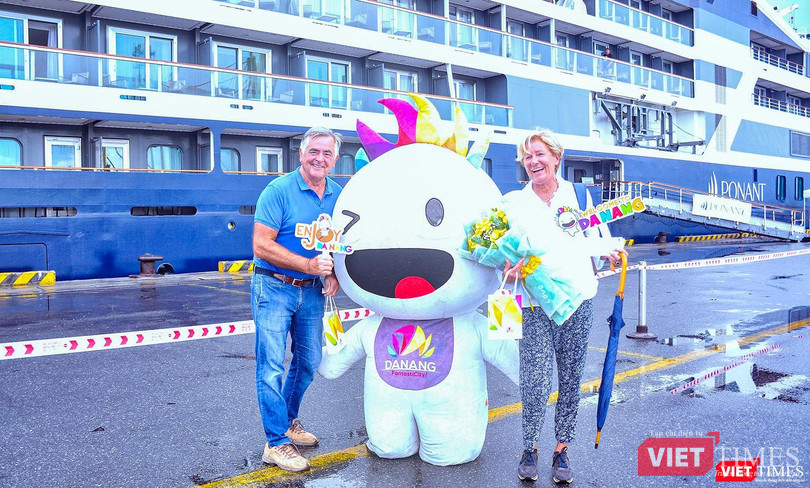 Du khách trên tàu La Lapérouse hứng thú checkin với linh vật du lịch Đà Nẵng tại cảng Tiên Sa