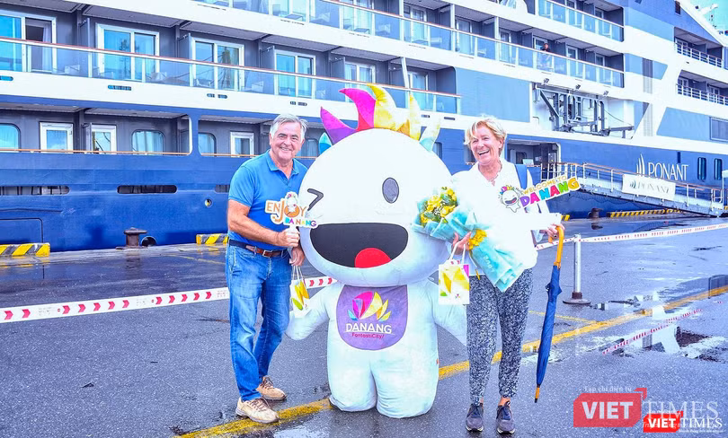 Du khách trên tàu La Lapérouse hứng thú checkin với linh vật du lịch Đà Nẵng tại cảng Tiên Sa