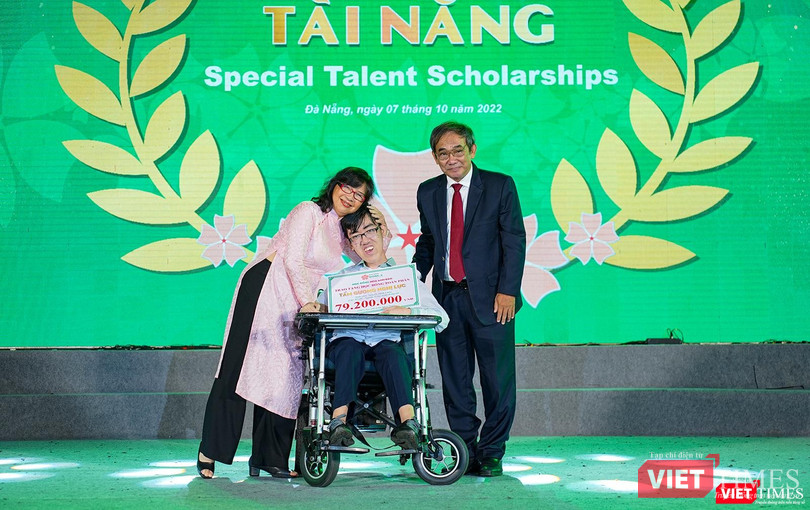 Tân sinh viên giàu nghị lực Nguyễn Minh Châu nhận học bổng toàn phần toàn khoá học từ Quỹ học bổng Hoa Anh Đào Tân sinh viên giàu nghị lực Nguyễn Minh Châu nhận học bổng toàn phần toàn khoá học từ Quỹ học bổng Hoa Anh Đào