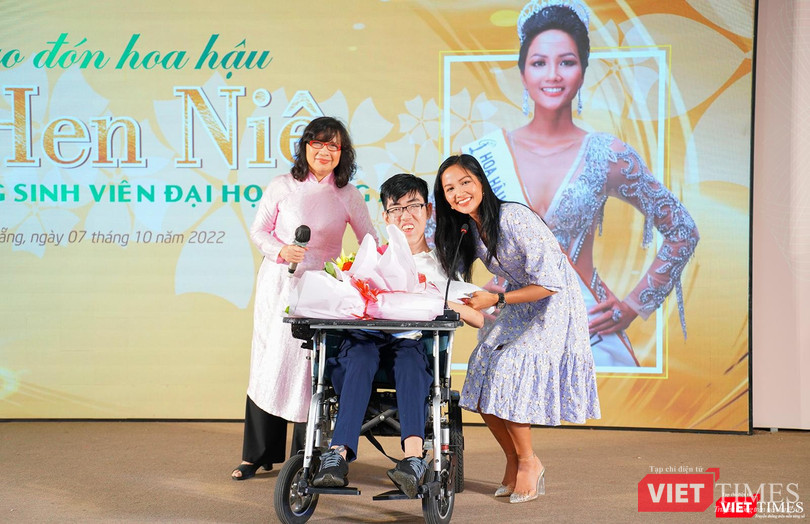Hoa hậu H’Hen Niê, TS. Nguyễn Thị Anh Đào và tân sinh viên giàu nghị lực Nguyễn Minh Châu Hoa hậu H’Hen Niê, TS. Nguyễn Thị Anh Đào và tân sinh viên giàu nghị lực Nguyễn Minh Châu