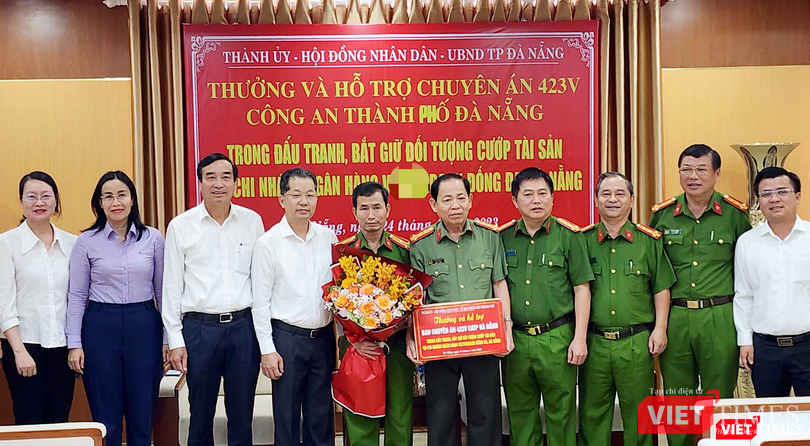 Bí thư Thành ủy Đà Nẵng Nguyễn Văn Quảng, Chủ tịch UBND TP Đà Nẵng Lê Trung Chinh, cùng lãnh đạo HĐND TP thăm và thưởng “nóng” cho lực lượng điều tra