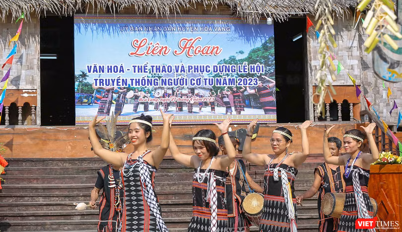 Điệu múa Tung tung da dá đặc trưng của người Cơ Tu được trình diễn tại chương trình “Liên hoan Văn hóa – Thể thao và phục dựng lễ hội truyền thống của người Cơ Tu năm 2023”.