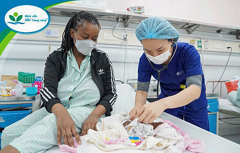 Chị Lydia Nanja N và bé L.W.D đang được bác sĩ Trung tâm Sơ sinh, Bệnh viện Nhi Trung ương chăm sóc (ảnh BVCC) Chị Lydia Nanja N và bé L.W.D đang được bác sĩ Trung tâm Sơ sinh, Bệnh viện Nhi Trung ương chăm sóc (ảnh BVCC)
