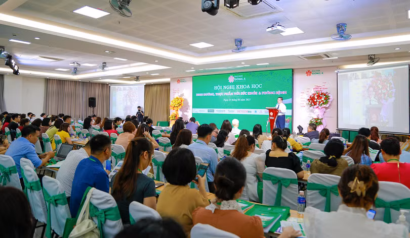 Quang cảnh hội thảo khoa học chuyên đề “Dinh dưỡng, thực phẩm với sức khoẻ và phòng bệnh”.