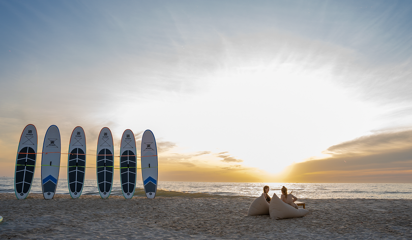 Một góc biển Regal Beach và hoạt động thể thao biển hấp dẫn.