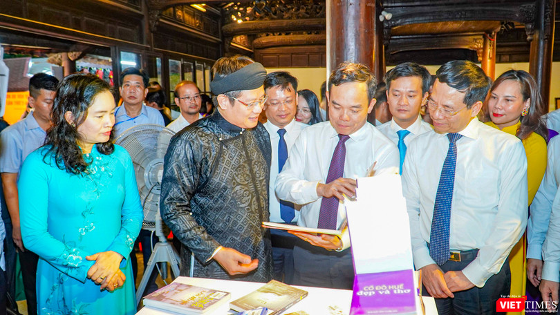 Phó Thủ tướng Chính phủ Trần Lưu Quang (người cầm sách) và Bộ trưởng Bộ TT&TT Nguyễn Mạnh Hùng (bên trái Phó Thủ tướng) tham quan triển lãm sách tại lễ khai mạc Ngày Sách và Văn hóa đọc Việt Nam lần thứ hai.