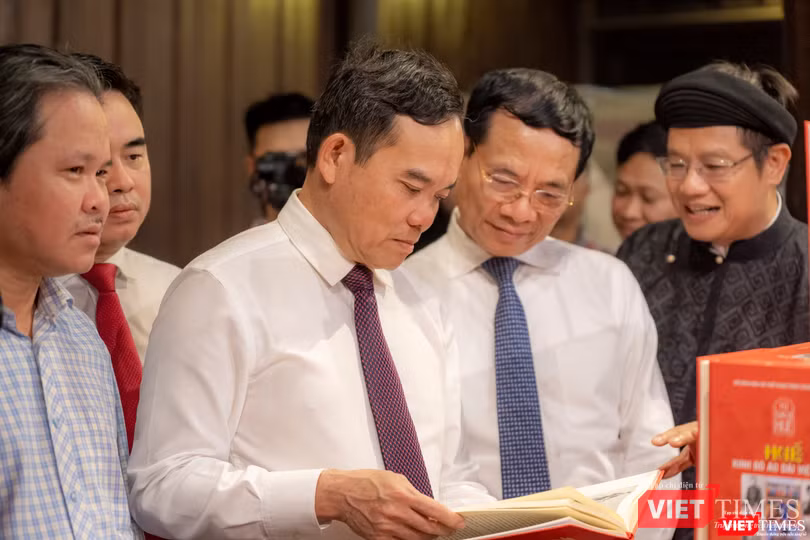 Phó Thủ tướng Chính phủ Trần Lưu Quang và Bộ trưởng Bộ TTT&TT Nguyễn Mạnh Hùng tại Triển lãm sách. Phó Thủ tướng Chính phủ Trần Lưu Quang và Bộ trưởng Bộ TTT&TT Nguyễn Mạnh Hùng tại Triển lãm sách.