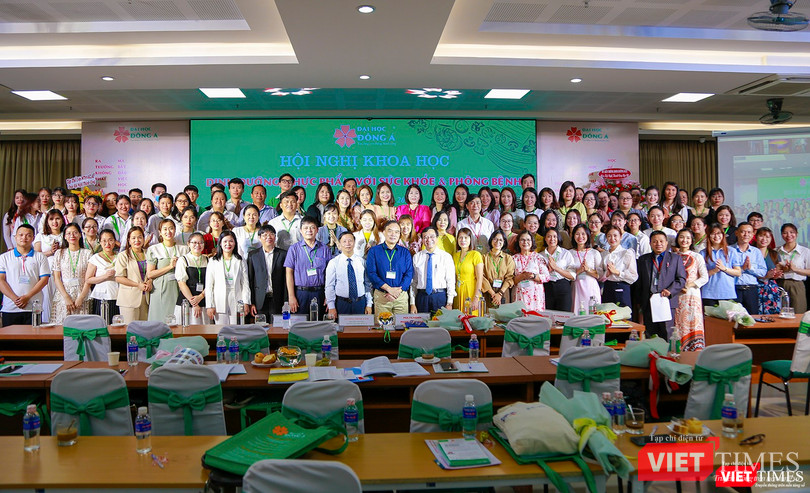 Các đại biểu chụp ảnh lưu niệm