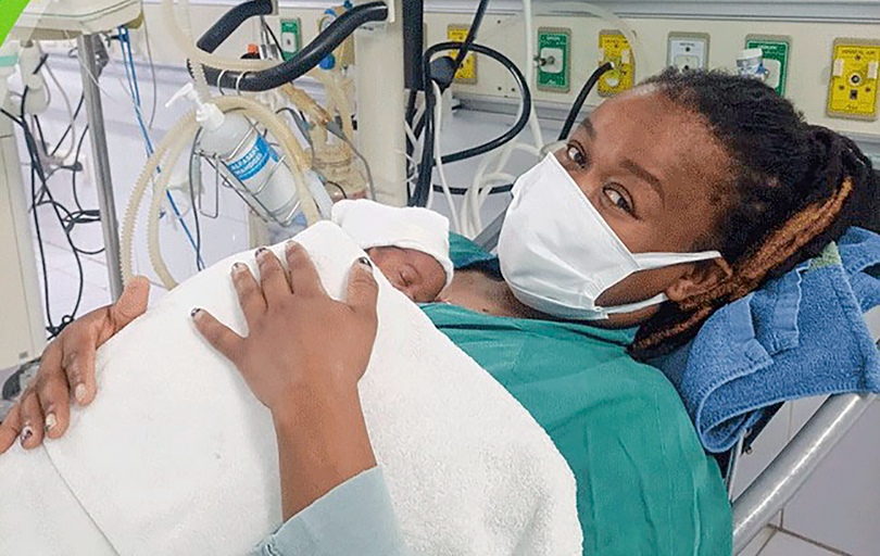 Chị Lydia Nanja N và bé L.W.D được áp dụng phương pháp ấp con kangaroo. (ảnh BVCC) Chị Lydia Nanja N và bé L.W.D được áp dụng phương pháp ấp con kangaroo. (ảnh BVCC)