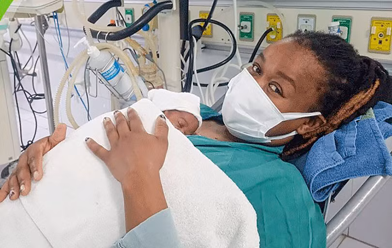 Chị Lydia Nanja N và bé L.W.D được áp dụng phương pháp ấp con kangaroo. (ảnh BVCC)