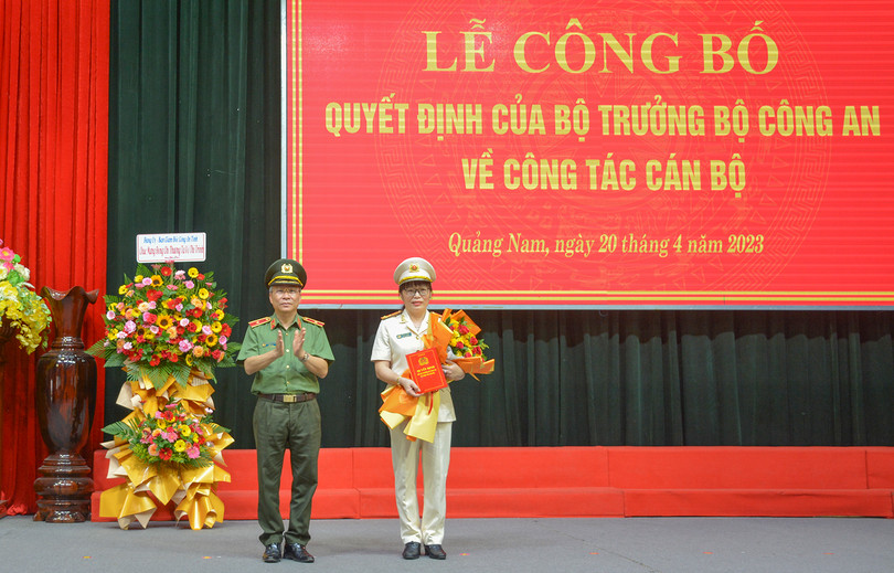 Thiếu tướng Nguyễn Đức Dũng - Giám đốc Công an tỉnh Quảng Nam - trao quyết định bổ nhiệm Phó Giám đốc Công an tỉnh Quảng Nam cho Thượng tá Võ Thị Trinh.