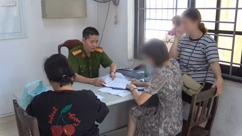 Nạn nhân đến trình báo tại cơ quan công an