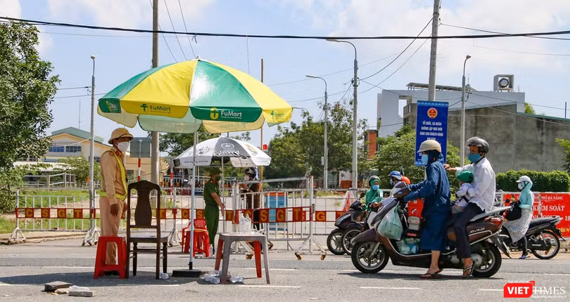 Chốt kiểm soát phòng dịch COVID-19 tại cửa ngõ giao thông ra vào TP Đà Nẵng