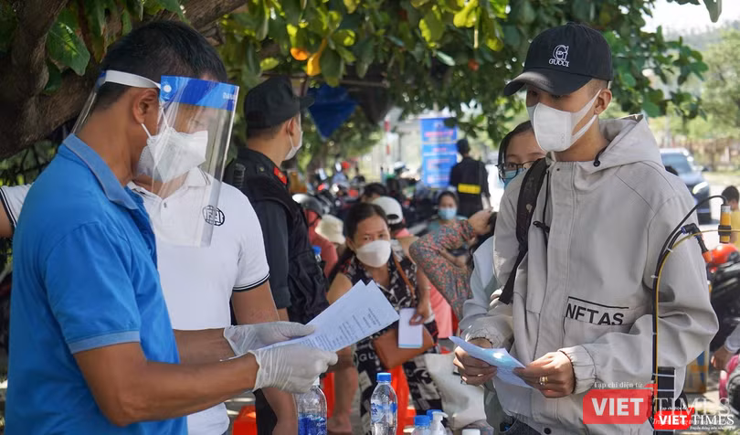Chốt kiểm soát dịch tại cửa ngõ TP Đà Nẵng hướng dẫn học sinh thực hiện các quy định phòng dịch trước khi vào TP