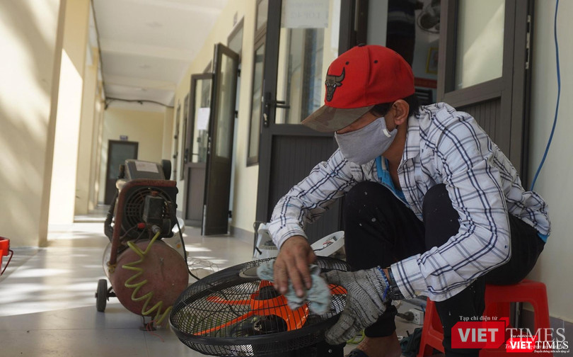 Kiểm tra, bảo dưỡng quạt để đón học sinh đến lớp