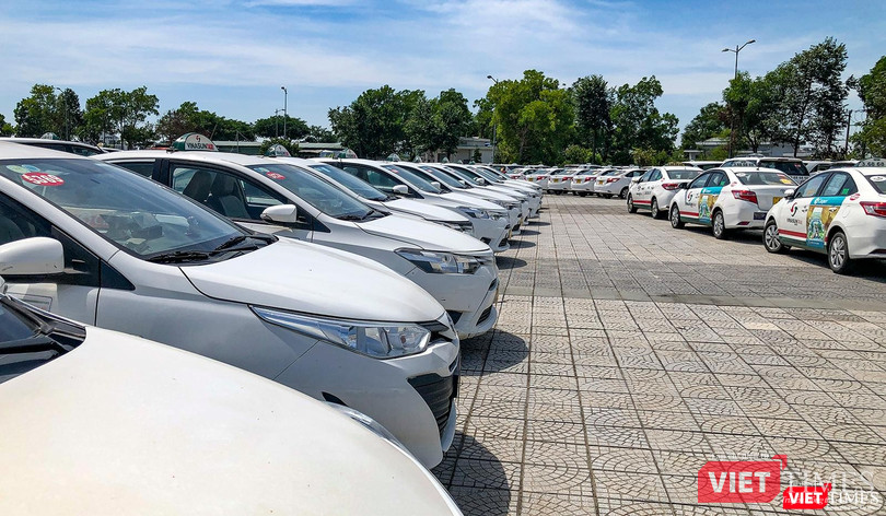 Xe taxi ở Đà Nẵng nằm phơi nắng, mưa do lệnh giãn cách phòng dịch COVID-19