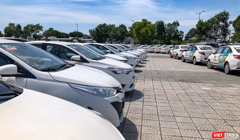 Xe Taxi nằm phơi mưa nắng do ảnh hưởng của dịch COVID-19 trên địa bàn TP Đà Nẵng