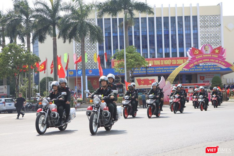 Các lực lượng diễu hành hưởng ứng Ngày toàn dân phòng, chống mua bán người 30/ ở trung tâm TP. Huế.