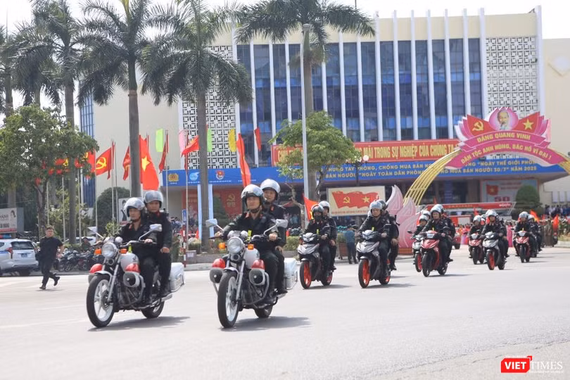 Các lực lượng diễu hành hưởng ứng Ngày toàn dân phòng, chống mua bán người 30/ ở trung tâm TP. Huế.