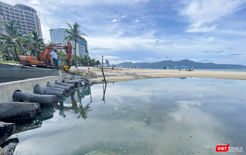 Nước đọng trước cống xả dẫn ra biển du lịch Đà Nẵng bốc mùi hôi thối và phản cảm.