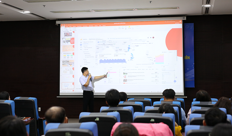Sáng ngày 10/6, Sở TT&TT Đà Nẵng tổ chức tập huấn kỹ năng chuyển đổi số cho các cơ quan báo chí và Hướng dẫn sử dụng VnEID, các tiện ích số khác cho thanh niên.