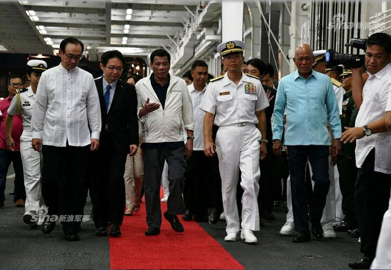 Ngày 1/9/2018, Tổng thống Philippines thăm tàu sân bay trực thăng Kaga, Nhật Bản. Ảnh: Sina. Ngày 1/9/2018, Tổng thống Philippines thăm tàu sân bay trực thăng Kaga, Nhật Bản. Ảnh: Sina.