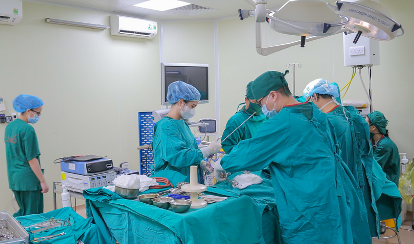 Các bác sĩ Bệnh viện đa khoa Đức Giang phẫu thuật thành công khối u phổi nặng 3kg ra khỏi lồng ngực bà cụ 71 tuổi