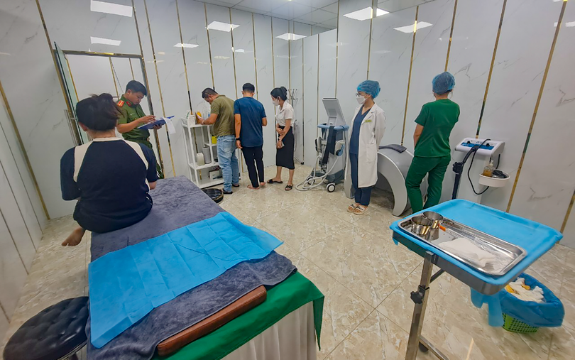 Cơ quan Công an quận Thanh Khê (Đà Nẵng) đang kiểm tra cơ sở Thẩm mỹ ID Korea Đà Nẵng (ảnh CACC)
