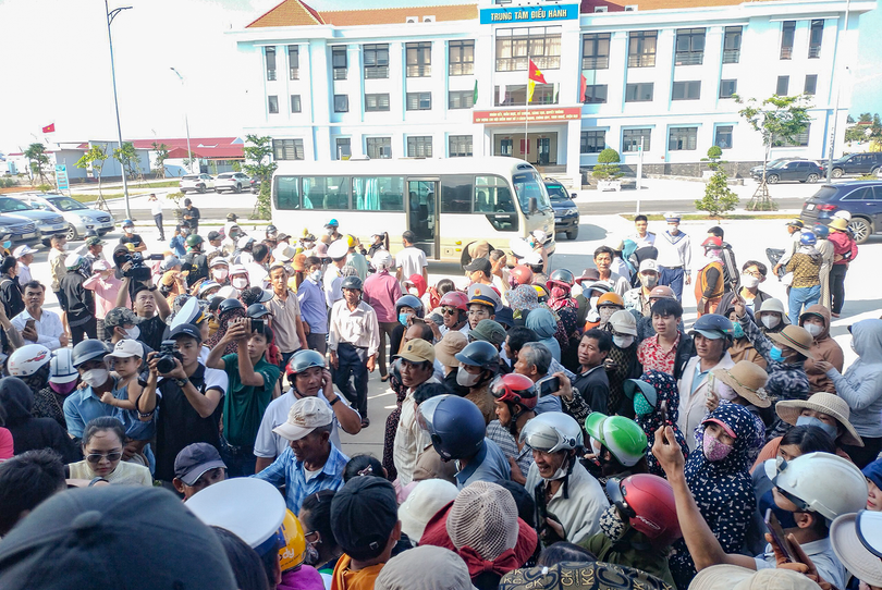 Quang cảnh đón các ngư dân của 2 tàu cá QNa 90129 TS và QNa 90927 bị chìm trên biển về đất liền.