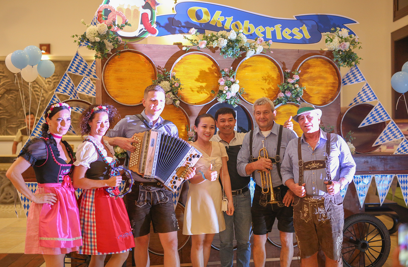 Thực khách chụp ảnh lưu niệm cùng ban nhạc O’zapft nổi tiếng đến từ Đức và Áo