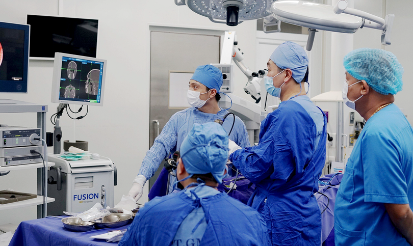 Bác sĩ Nguyễn Toàn Thắng và kíp phẫu thuật nội soi bít lấp lỗ rò dịch não tủy ở mũi cho ông T.