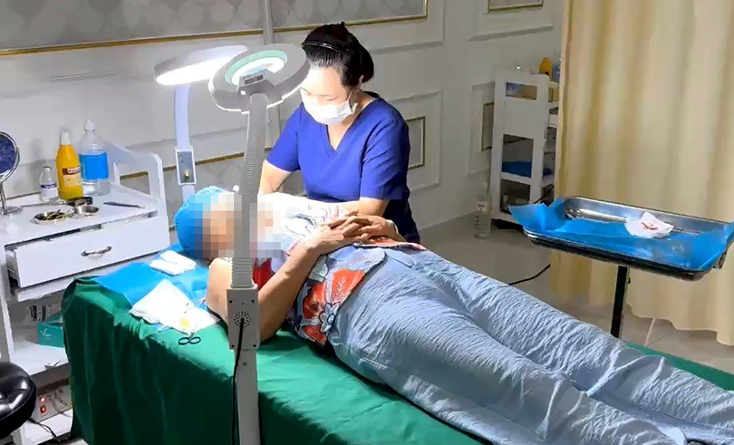 Thẩm mỹ viện Kangzin ở Đà Nẵng cho lao công làm phẫu thuật căng da mặt cho khách hàng 