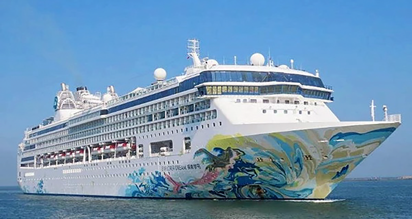 Tàu du lịch biển quốc tế Resorts World One (quốc tịch Bahamas) tại cảng Tiên Sa (Đà Nẵng)