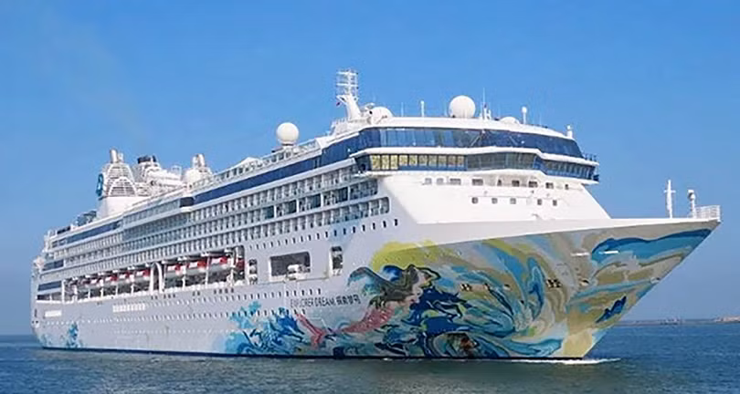 Tàu du lịch biển quốc tế Resorts World One (quốc tịch Bahamas) tại cảng Tiên Sa (Đà Nẵng)