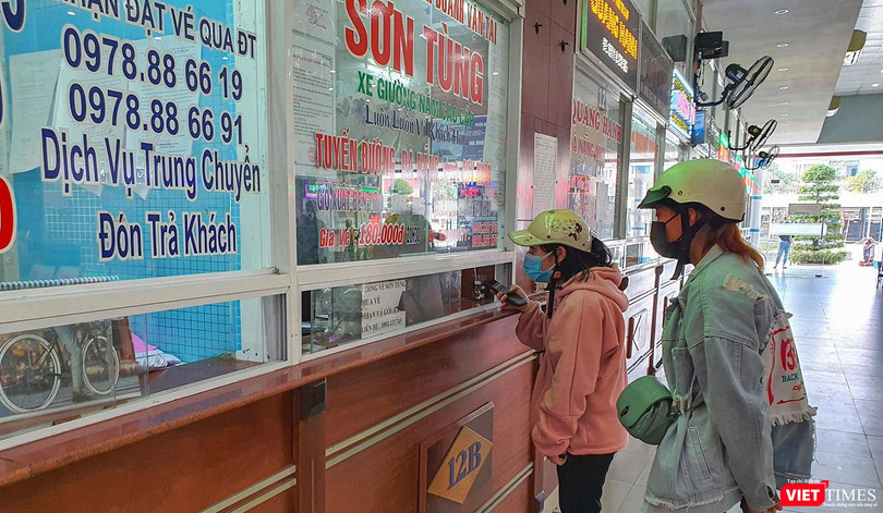 Khách mua vé xe tại Bến xe Trung tâm Đà Nẵng