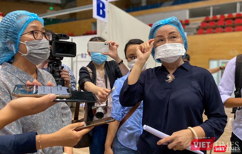 Bà Ngô Thị Kim Yến – Giám đốc Sở Y tế TP Đà Nẵng (bên phải) kiểm tra công tác chuẩn bị tại Bệnh viện dã chiến Tiên Sơn