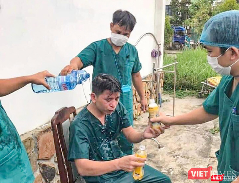 Nhân viên y tế Trung tâm cấp cứu 115 Đà Nẵng kiệt sức khi căng mình chống dịch COVID-19