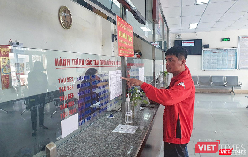 Hành khách đến mua vé tàu Tết trực tiếp tại phòng vé Ga Đà Nẵng Hành khách đến mua vé tàu Tết trực tiếp tại phòng vé Ga Đà Nẵng